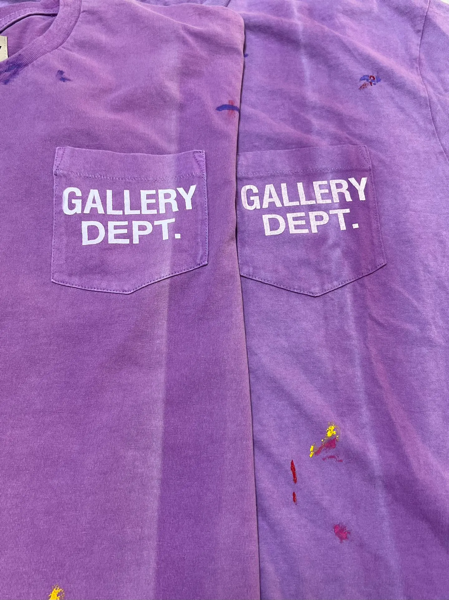 Proofing VS ZP The original color and light are too difficult to adjust. The dyeing master who has been in the industry for more than ten years is dazzled by the color. GALLERY DEPT VINTAGE LOGO PAINTED TEE PURPLE Purple splash ink distressed short sleeves Retro English pocket TEE Purple S-XL Garment dyeing Fried salt distressing Hand sewing and smearing of horse bones Very heavy industry Manufacturing deep and light fading process Hand-splashed ink graffiti Genuine acrylic material